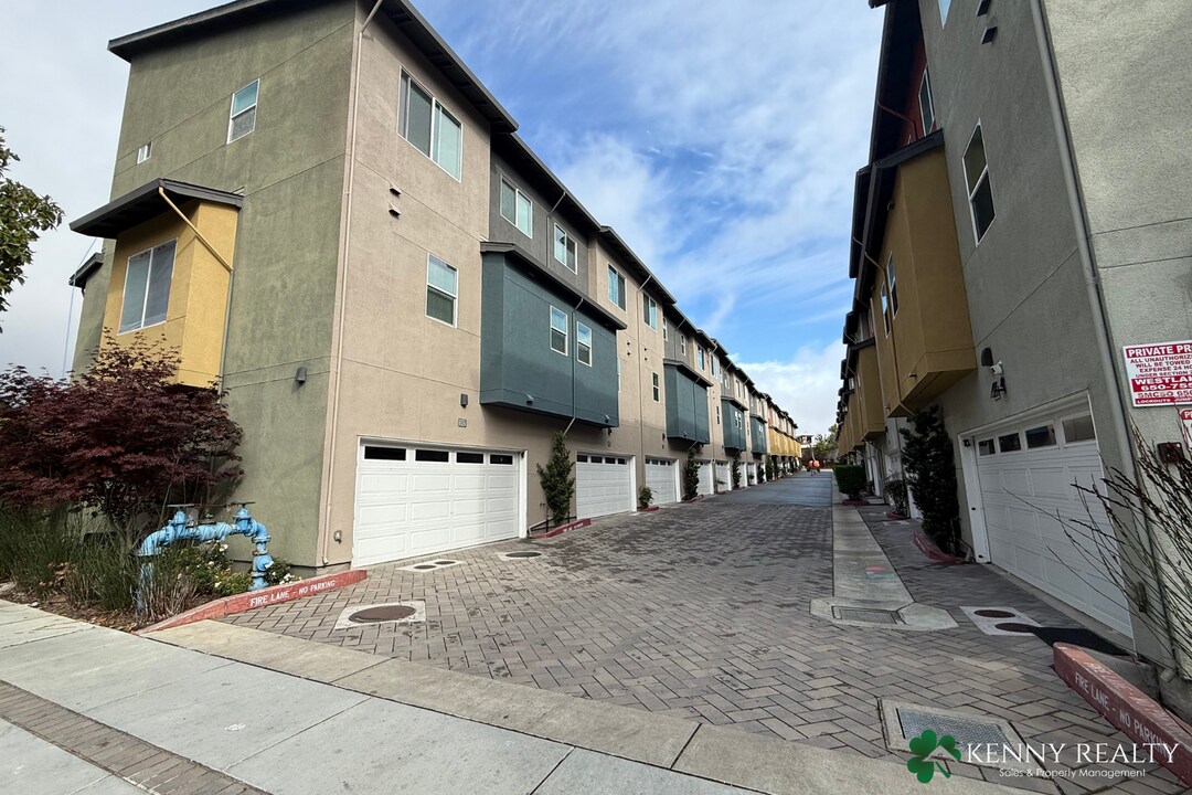 334 F St in Daly City, CA - Building Photo