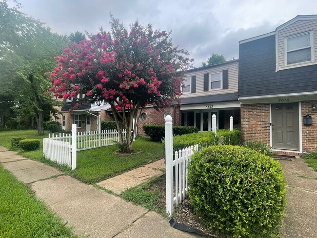 property at 5812 E Hastings Arch