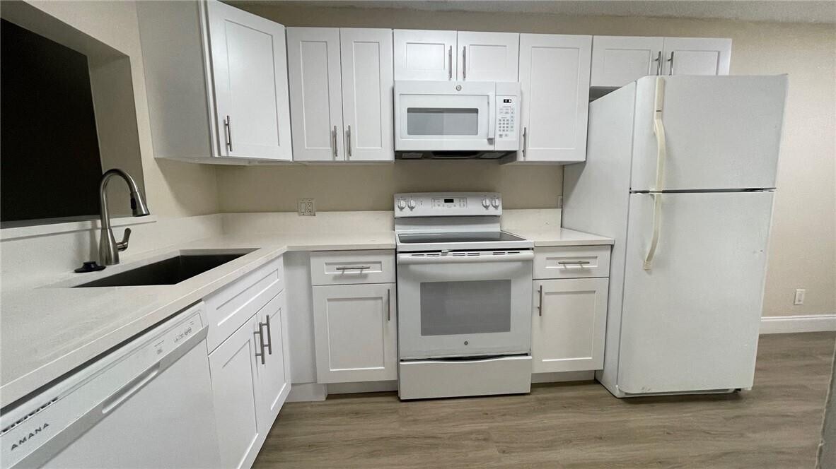 1439 NW 94th Way in Coral Springs, FL - Foto de edificio