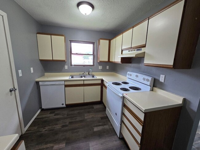 1201 W White St in Marion, IL - Building Photo - Building Photo