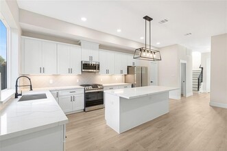 6835 Weston St in Houston, TX - Building Photo - Building Photo