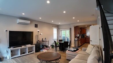 313 Silver St, Unit 0 in Boston, MA - Building Photo - Building Photo