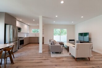 521 N Flores St in West Hollywood, CA - Foto de edificio - Building Photo