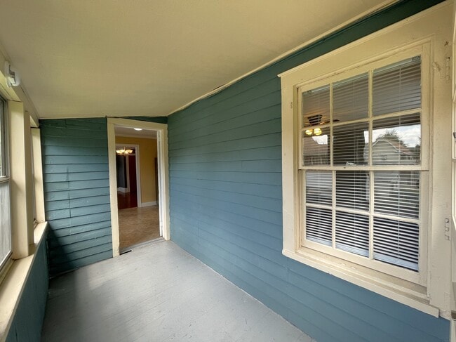 property at 613 W Gray St