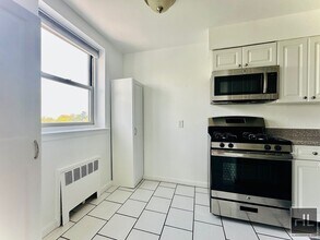 720 Pelham Rd in New Rochelle, NY - Building Photo - Building Photo