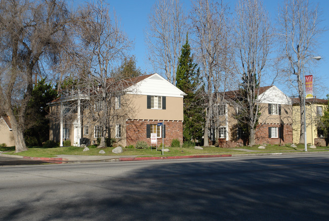 5033-5047 Laurel Canyon Blvd in Valley Village, CA - Building Photo - Building Photo