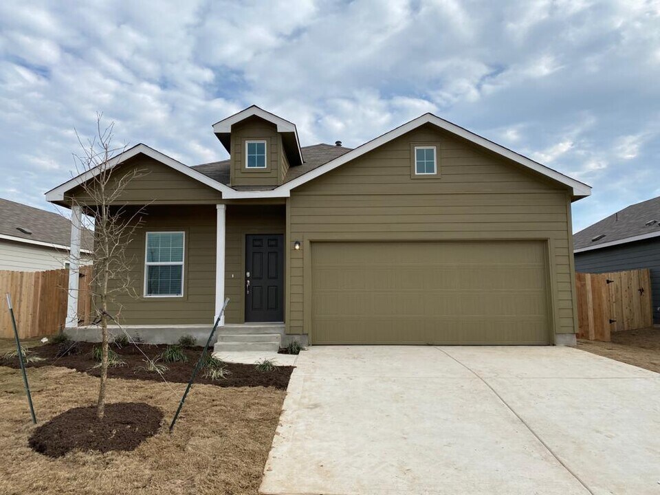 13601 Mussel Rn in Elgin, TX - Building Photo