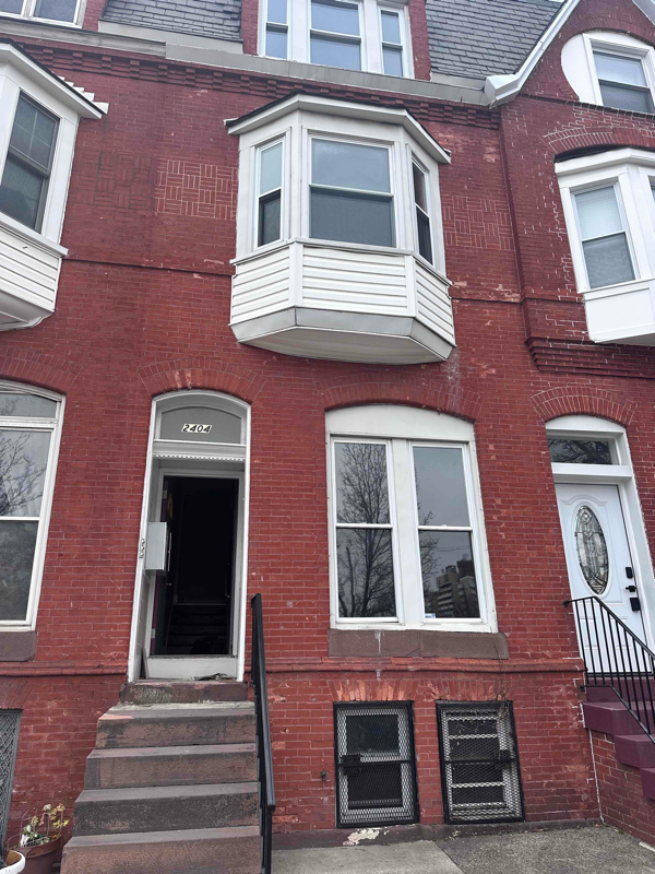 2404 N Calvert St in Baltimore, MD - Building Photo - Building Photo