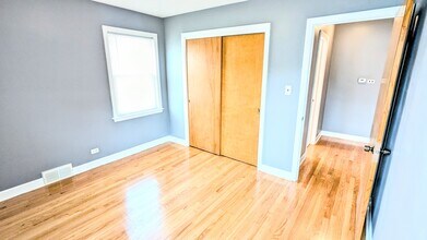 2115 W Granville Ave, Unit 2 in Chicago, IL - Building Photo - Building Photo