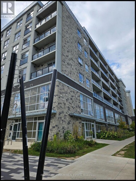 275-G275 Larch St in Waterloo, ON - Building Photo