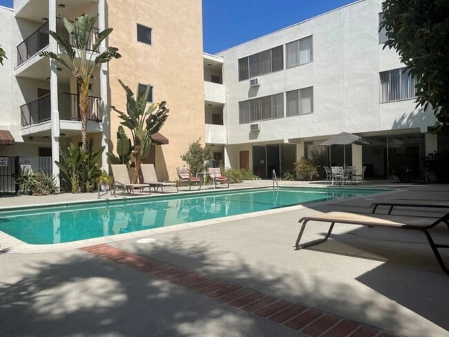 11139 Acama Street, in North Hollywood, CA - Foto de edificio - Building Photo