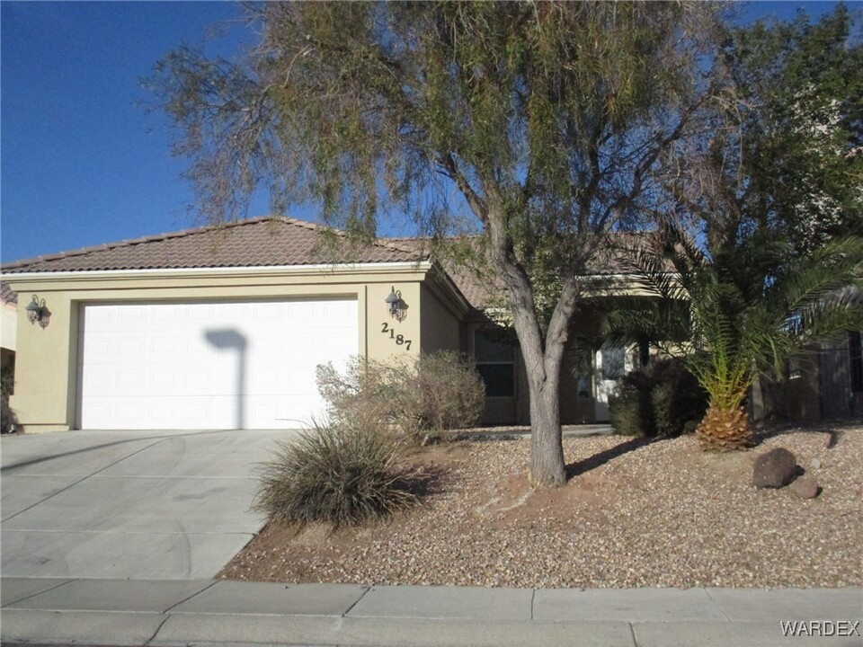 2187 Hi Jolly Dr in Bullhead City, AZ - Building Photo