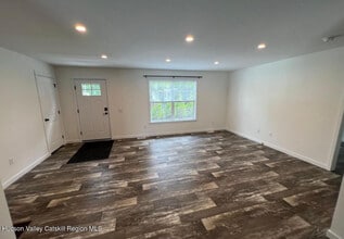 37 Van Dyck St in Coxsackie, NY - Building Photo - Building Photo