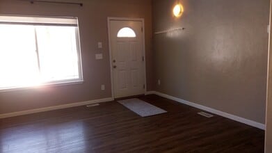 320 E Victor Cir, Unit D in Wasilla, AK - Foto de edificio - Building Photo