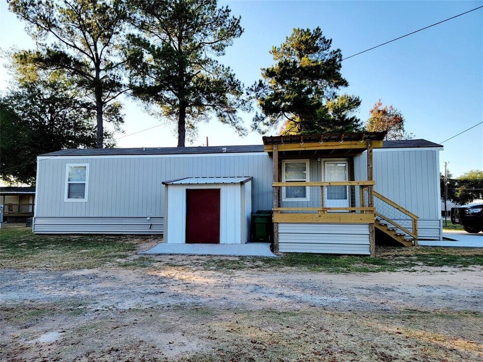 102 Young St in Willis, TX - Building Photo