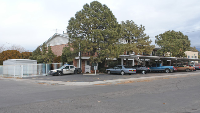 1036 Alvarado Dr in Albuquerque, NM - Foto de edificio - Building Photo