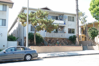 561 E Orange Grove Ave in Burbank, CA - Building Photo - Building Photo