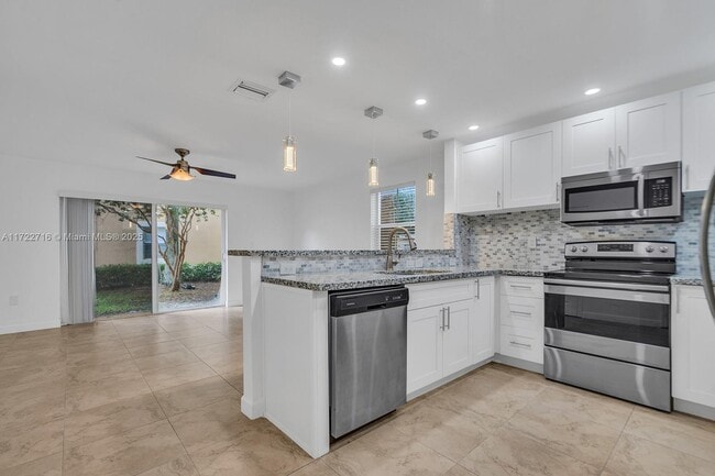 12926 SW 30th St in Miramar, FL - Foto de edificio - Building Photo