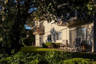 Graham House Apartments in Victoria, BC - Building Photo