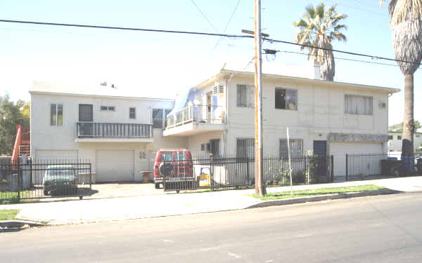 5 Unit Apartment + 1 Nonconforming in Los Angeles, CA - Foto de edificio - Building Photo