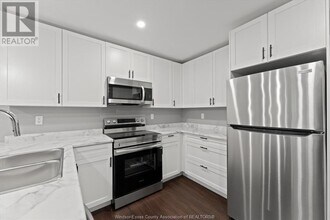 1147 Hickory Rd in Windsor, ON - Building Photo - Building Photo