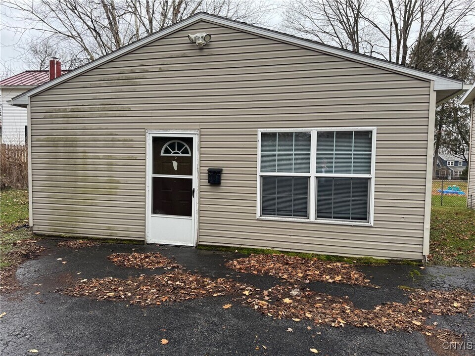 28 Mcharrie St in Baldwinsville, NY - Building Photo