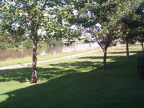 The Shores Apartments in Wichita, KS - Foto de edificio - Building Photo