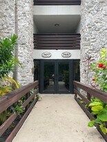 7487 SW 82nd St in Miami, FL - Building Photo