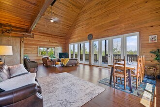 9812 Creek Bank Dr in Youngstown, FL - Foto de edificio - Building Photo