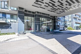 2087 Fairview St in Burlington, ON - Building Photo - Building Photo