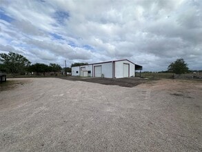 1204 Co Rd 408 in El Campo, TX - Foto de edificio - Building Photo
