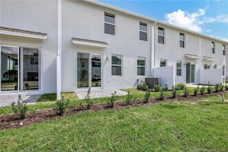 5767 SE Edgewater Cir in Stuart, FL - Building Photo - Building Photo