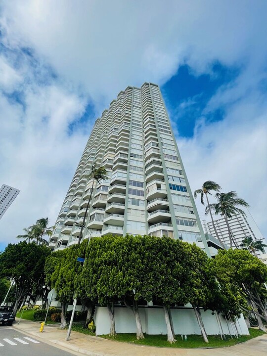 2600 Pualani Way in Honolulu, HI - Building Photo