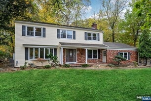 20 Dogwood Dr in Allendale, NJ - Building Photo