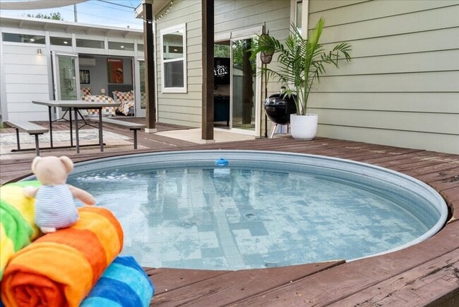 6301 Santos St in Austin, TX - Building Photo - Building Photo