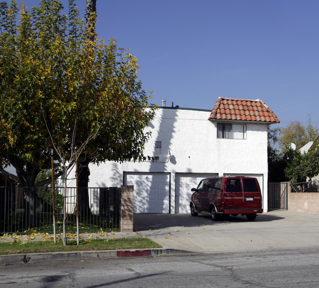 123 Harps St in San Fernando, CA - Foto de edificio - Building Photo