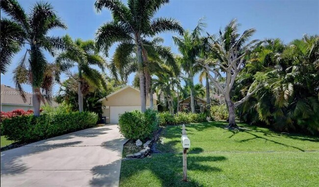 2014 SE Mantua St in Port St. Lucie, FL - Building Photo - Building Photo