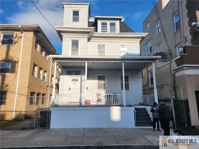 property at 7 N Georgia Ave