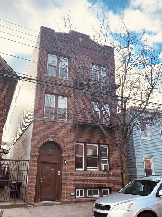 10620 50th Ave in Corona, NY - Building Photo