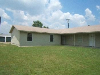 1609 Jones St in Taylor, TX - Building Photo