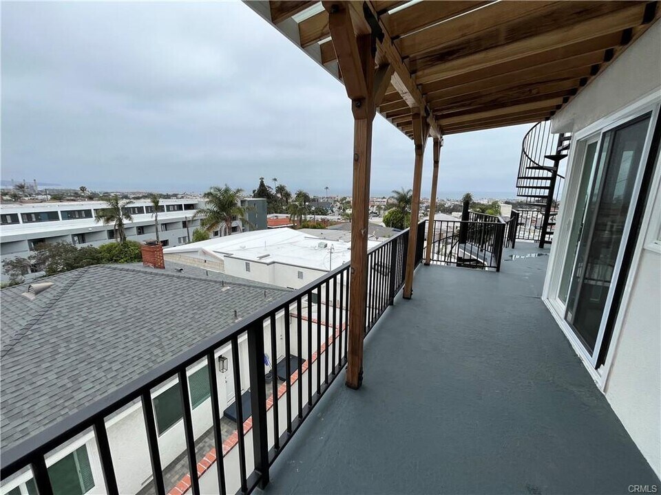 945 Montgomery Dr in Hermosa Beach, CA - Building Photo