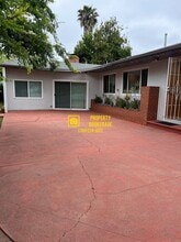 245 Avalon Dr in Vista, CA - Foto de edificio - Building Photo