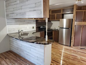 8 Depot Rd in Naples, ID - Foto de edificio - Building Photo