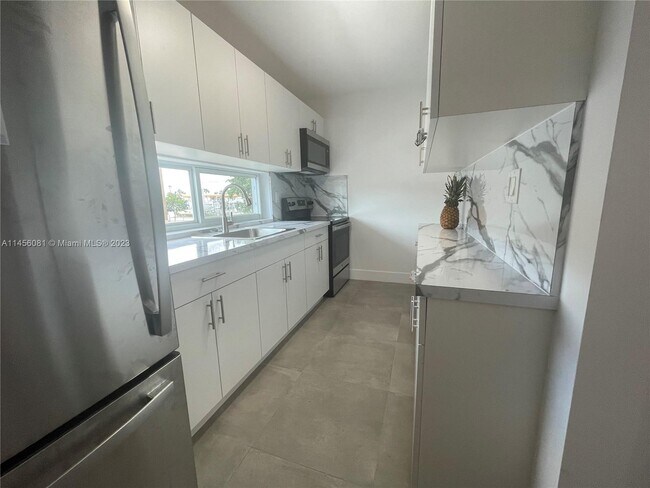 645 Palmetto Dr-Unit -10 in Miami Springs, FL - Building Photo - Building Photo