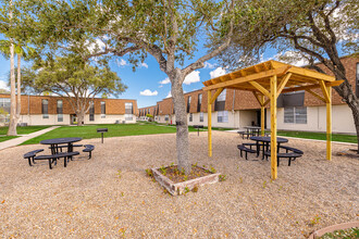 Casa del Rey Apartments in Kingsville, TX - Building Photo - Building Photo