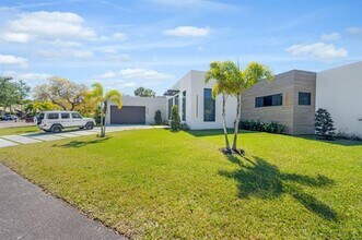 1000 SW 93rd Ave in Plantation, FL - Building Photo - Building Photo