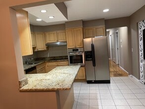 32 Roanoke Ave, Unit 1 in Rye Brook, NY - Foto de edificio - Building Photo