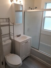 3463 N Oakland Ave, Unit UWM / East-Side 3BR upper flat in Milwaukee, WI - Foto de edificio - Building Photo