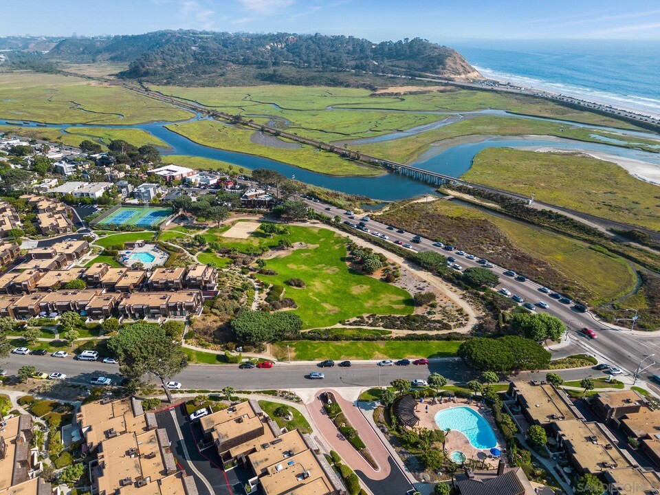 12925 Caminito Del Canto in Del Mar, CA - Foto de edificio