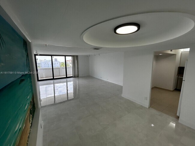 10101 E Bay Harbor Dr in Bay Harbor Islands, FL - Building Photo - Building Photo
